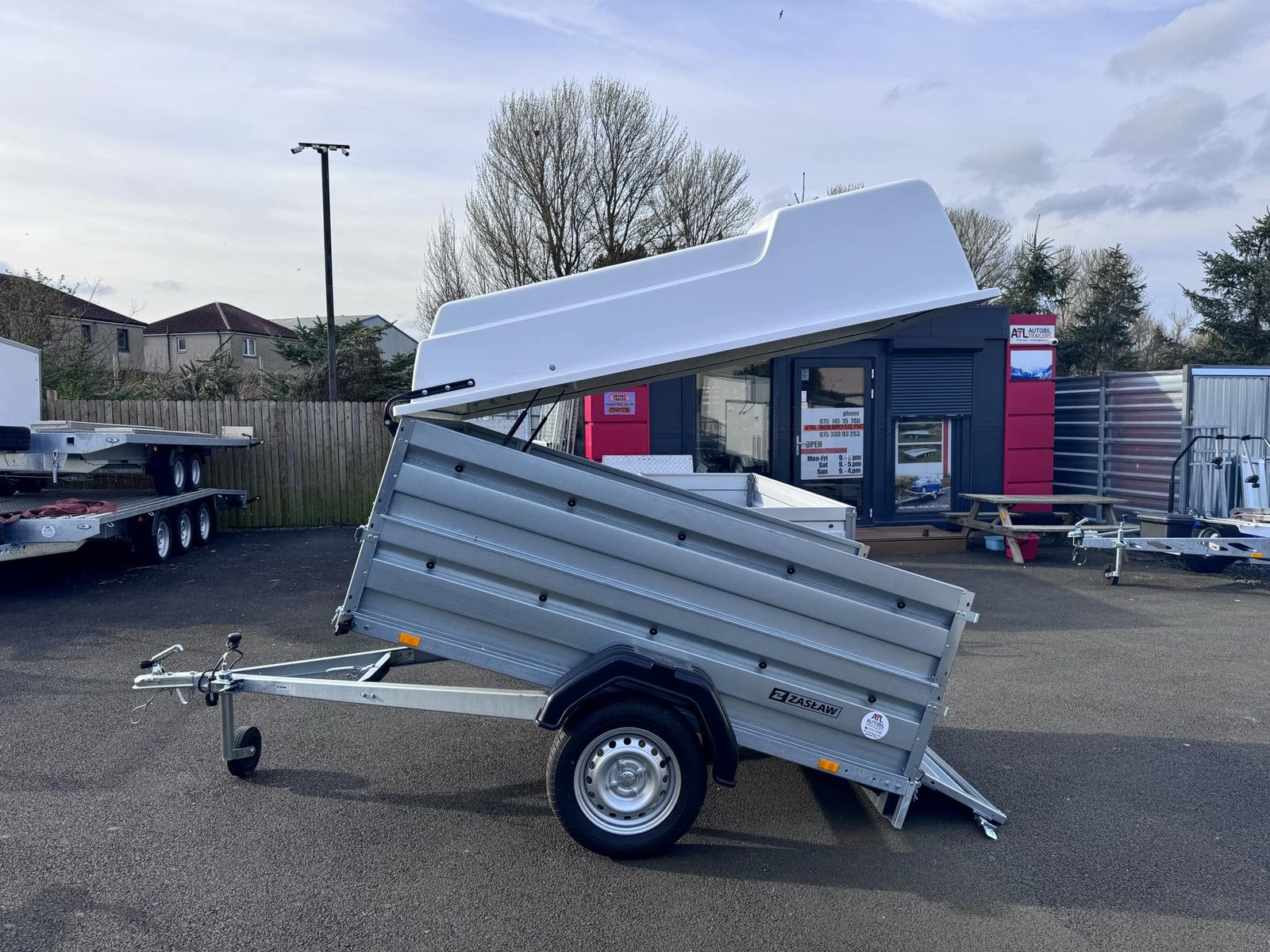 ZASLAW 205SU SINGLE AXLE DOUBLE BROADSIDE TRAILER WITH LOCKABLE ABS LID - Image 3