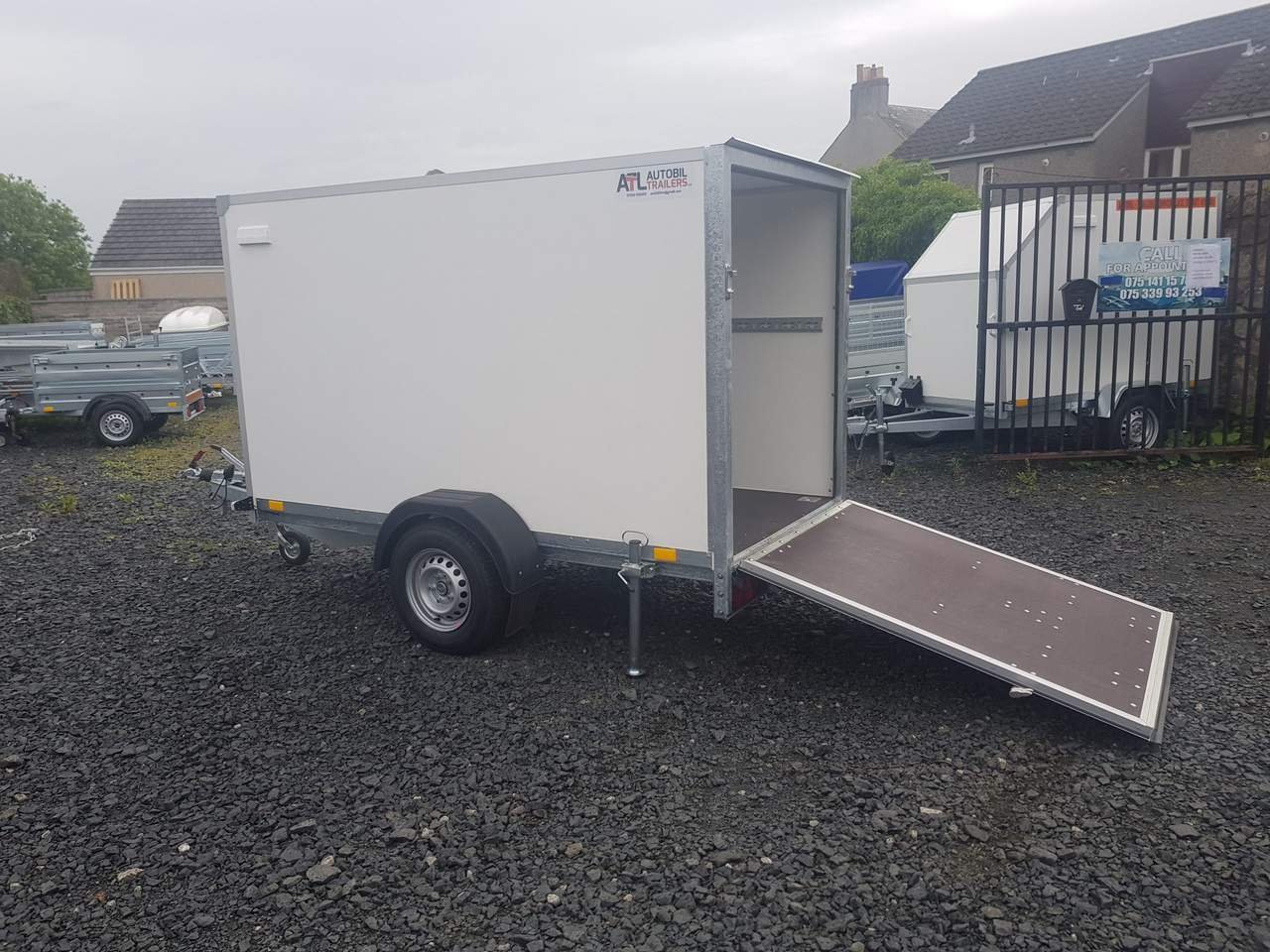 BRAND NEW BOX TRAILER 8.7FTx5FTx6FT WITH A RAMP UNBRAKED 750KG