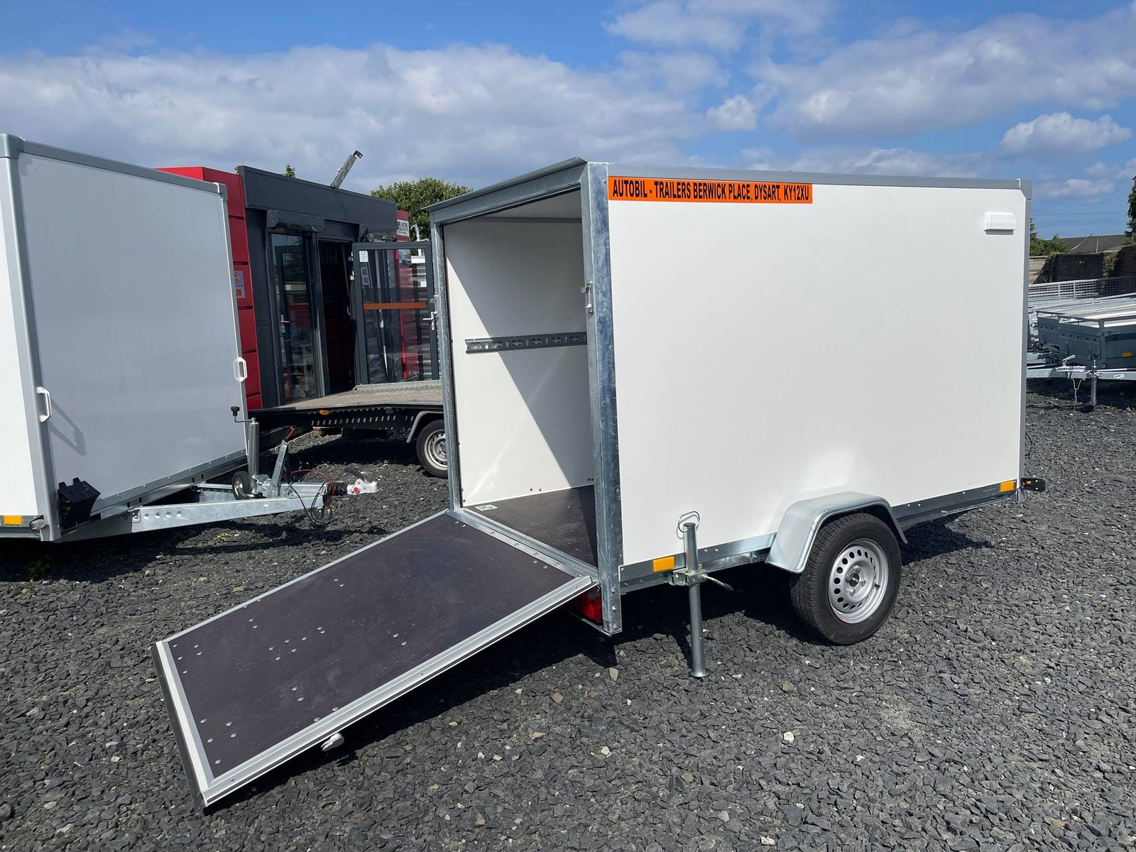 BRAND NEW BOX TRAILER 8.7FTx5FTx6FT WITH A RAMP UNBRAKED 750KG - Image 5