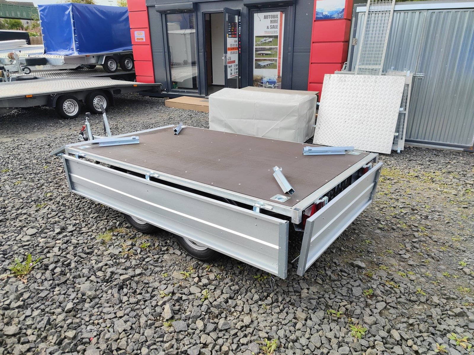 NEW 8,2ft x 5ft Twin Axle Hochlander Trailer With Drop Down Sides 1300KG Braked - Image 4