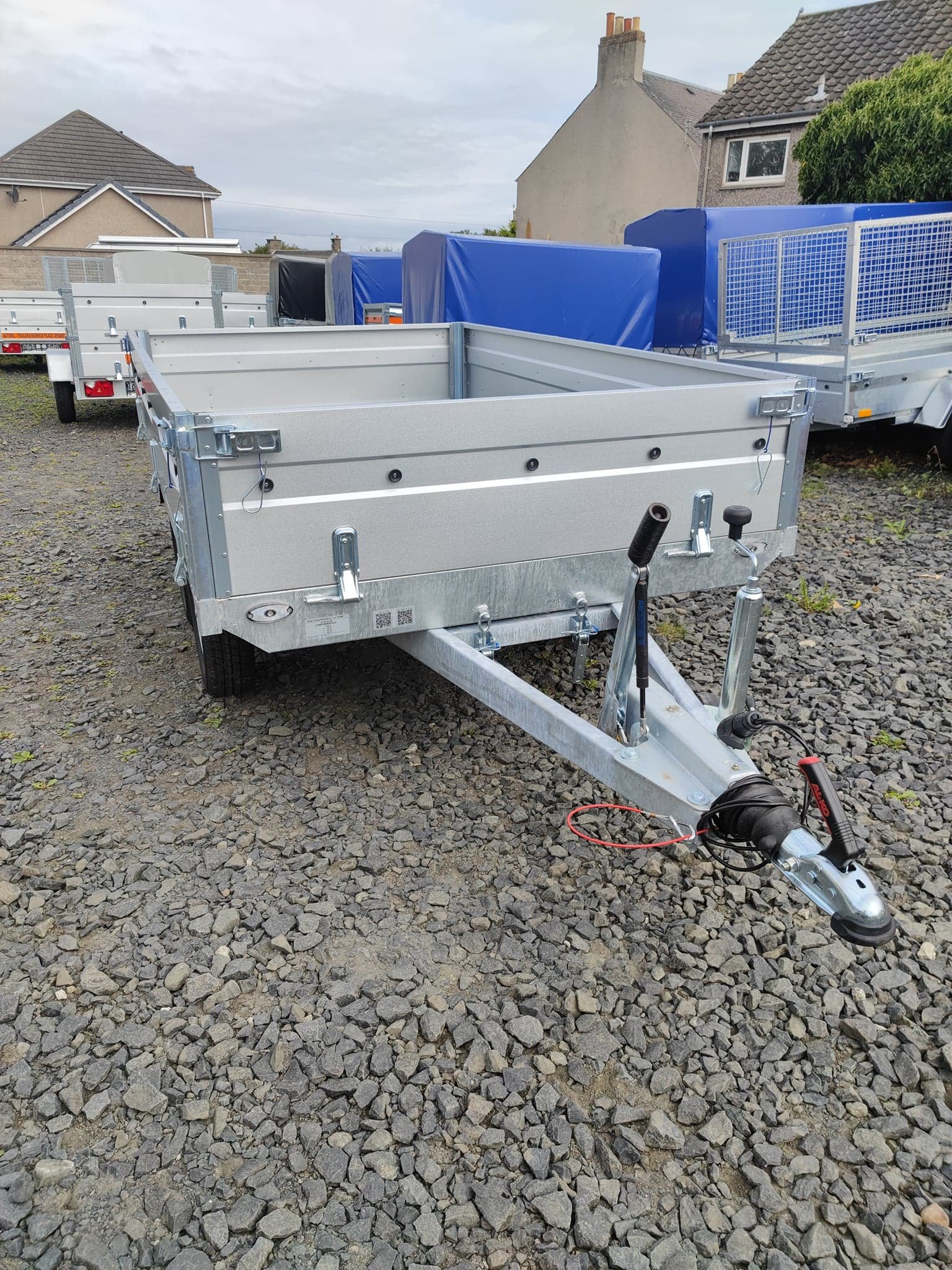 NEW 8,2ft x 5ft Twin Axle Hochlander Trailer With Drop Down Sides 1300KG Braked - Image 5