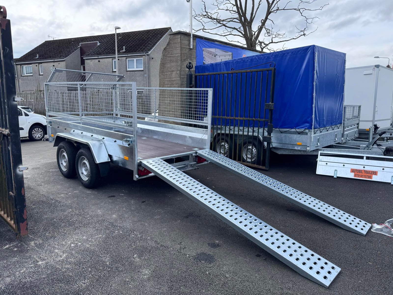 B300 TWIN AXLE MASTER NIEWIADOW WITH 60CM MESH AND RAMPS 2700KG