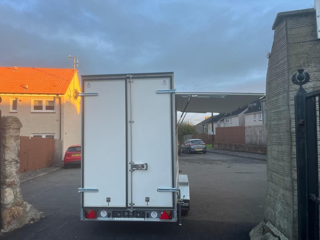 BRAND NEW TWIN AXLE CATERING TRAILER/ FOOD TRUCK/ BURGER VAN 2000KG - Image 5