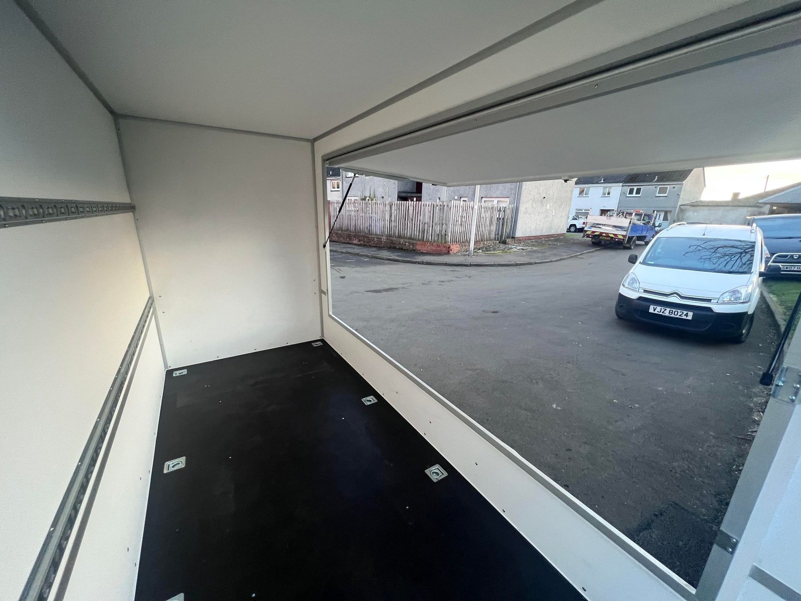 BRAND NEW TWIN AXLE CATERING TRAILER/ FOOD TRUCK/ BURGER VAN 2000KG - Image 3