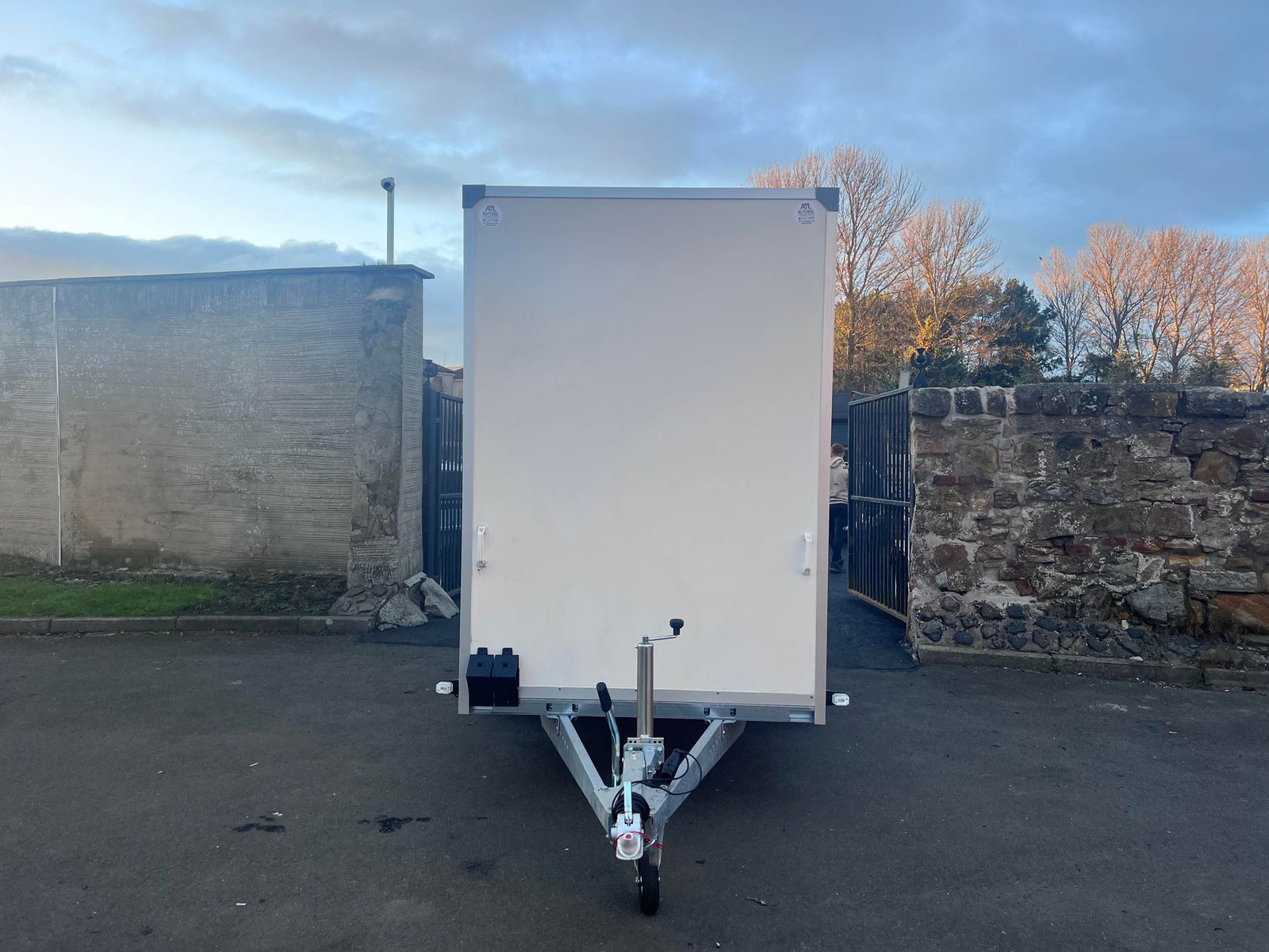 BRAND NEW TWIN AXLE CATERING TRAILER/ FOOD TRUCK/ BURGER VAN 2000KG - Image 7