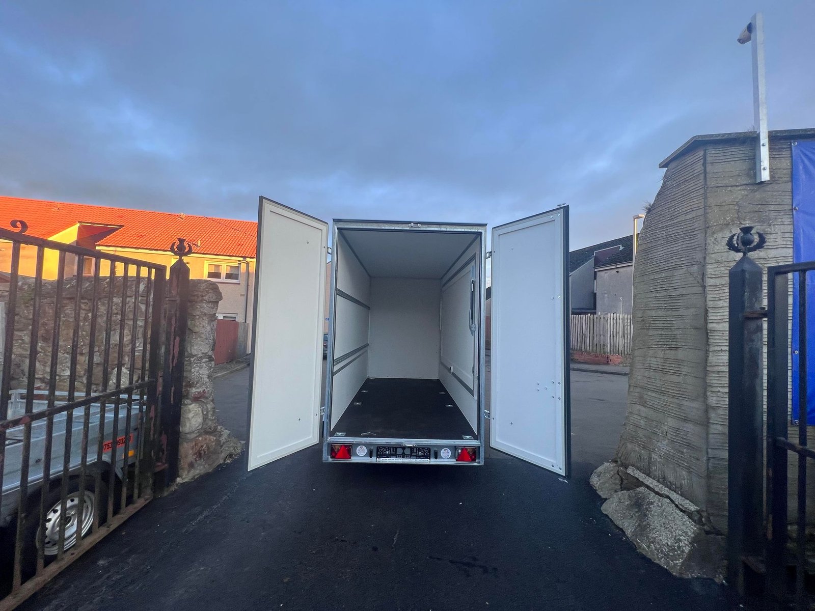 BRAND NEW TWIN AXLE CATERING TRAILER/ FOOD TRUCK/ BURGER VAN 2000KG - Image 6