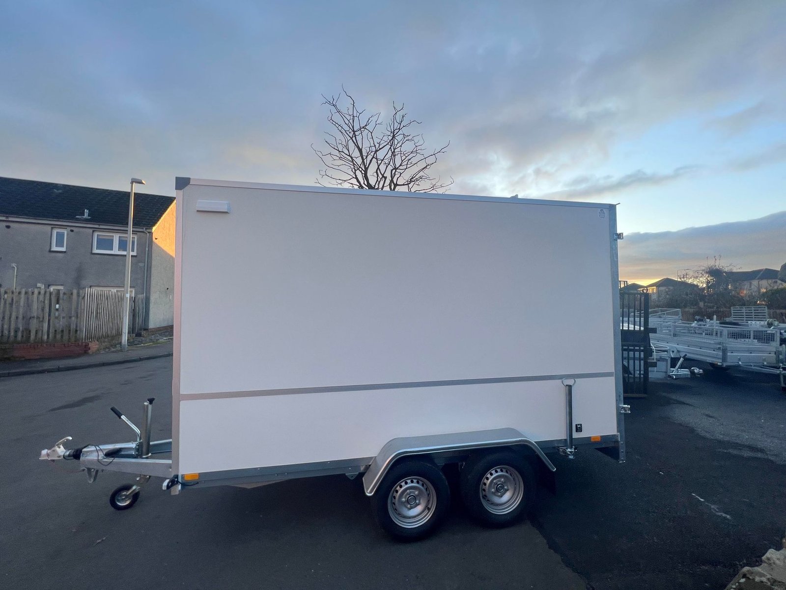 BRAND NEW TWIN AXLE CATERING TRAILER/ FOOD TRUCK/ BURGER VAN 2000KG - Image 8