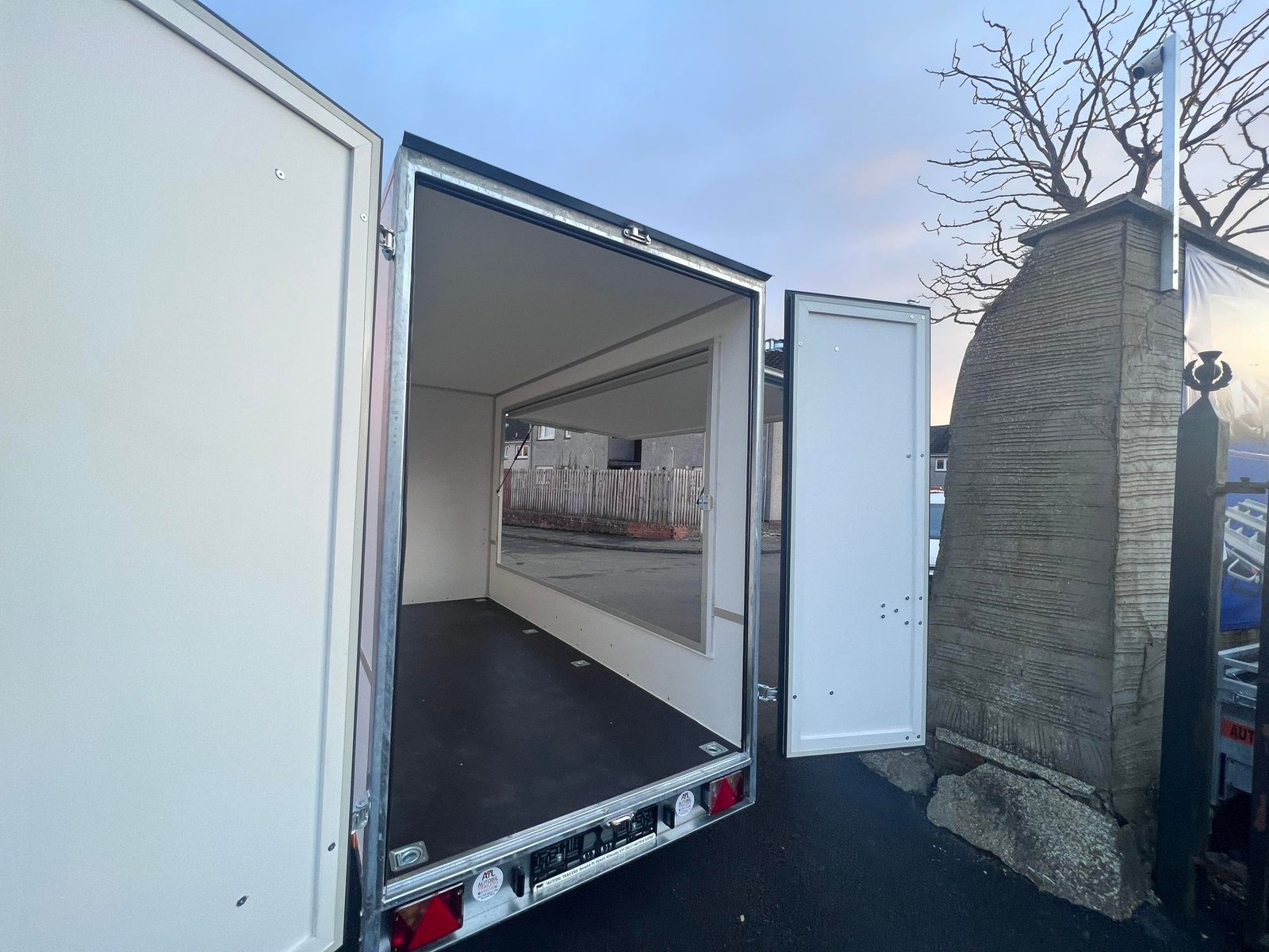BRAND NEW TWIN AXLE CATERING TRAILER/ FOOD TRUCK/ BURGER VAN 2000KG - Image 9