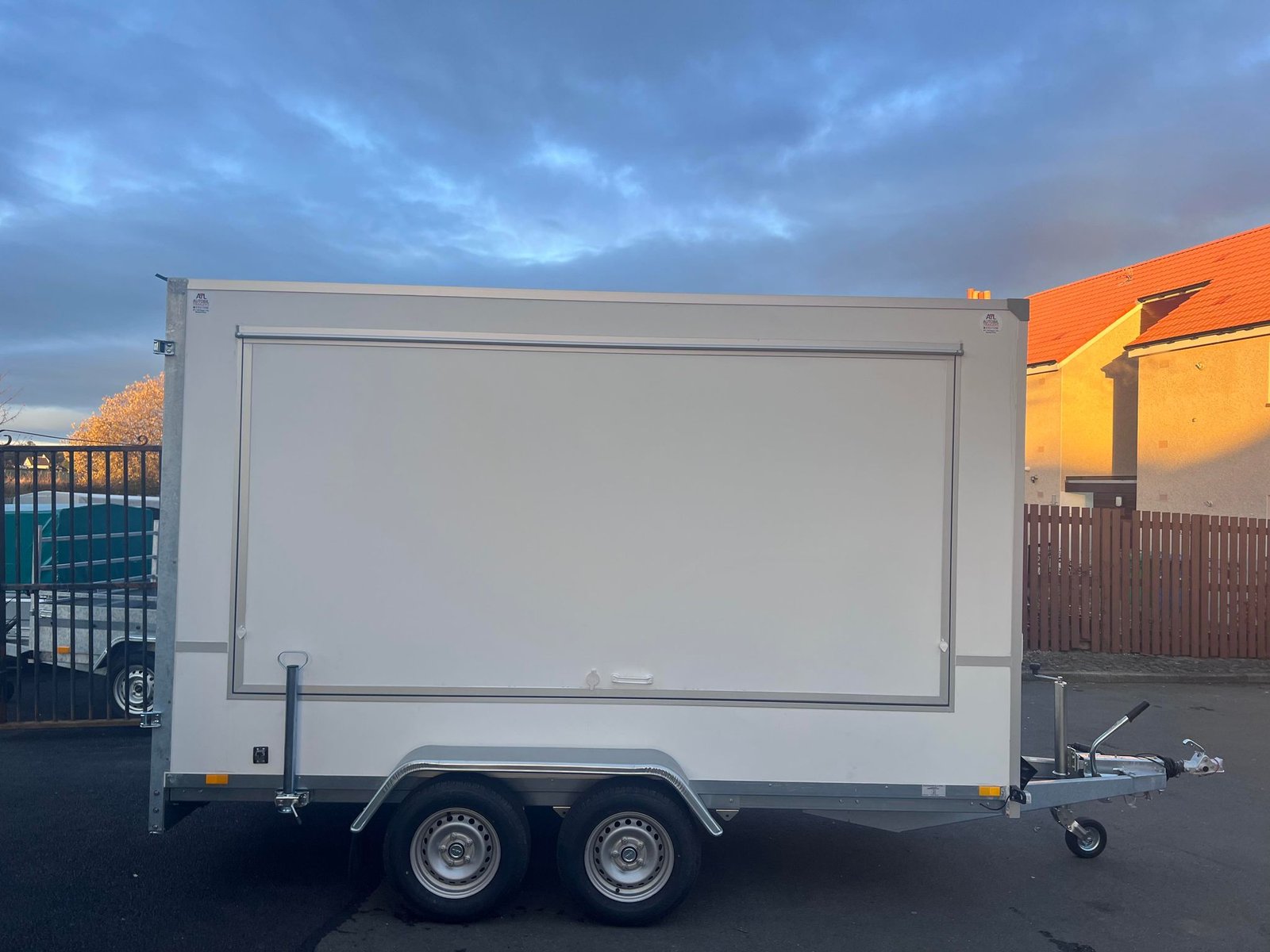 BRAND NEW TWIN AXLE CATERING TRAILER/ FOOD TRUCK/ BURGER VAN 2000KG - Image 10