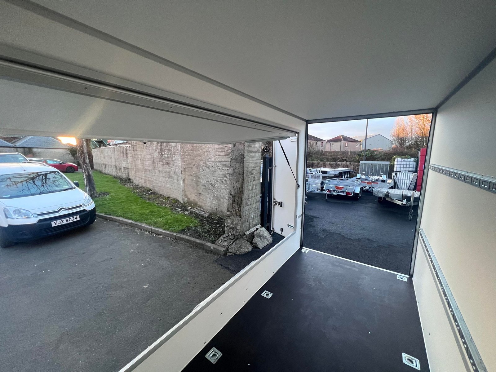 BRAND NEW TWIN AXLE CATERING TRAILER/ FOOD TRUCK/ BURGER VAN 2000KG - Image 4