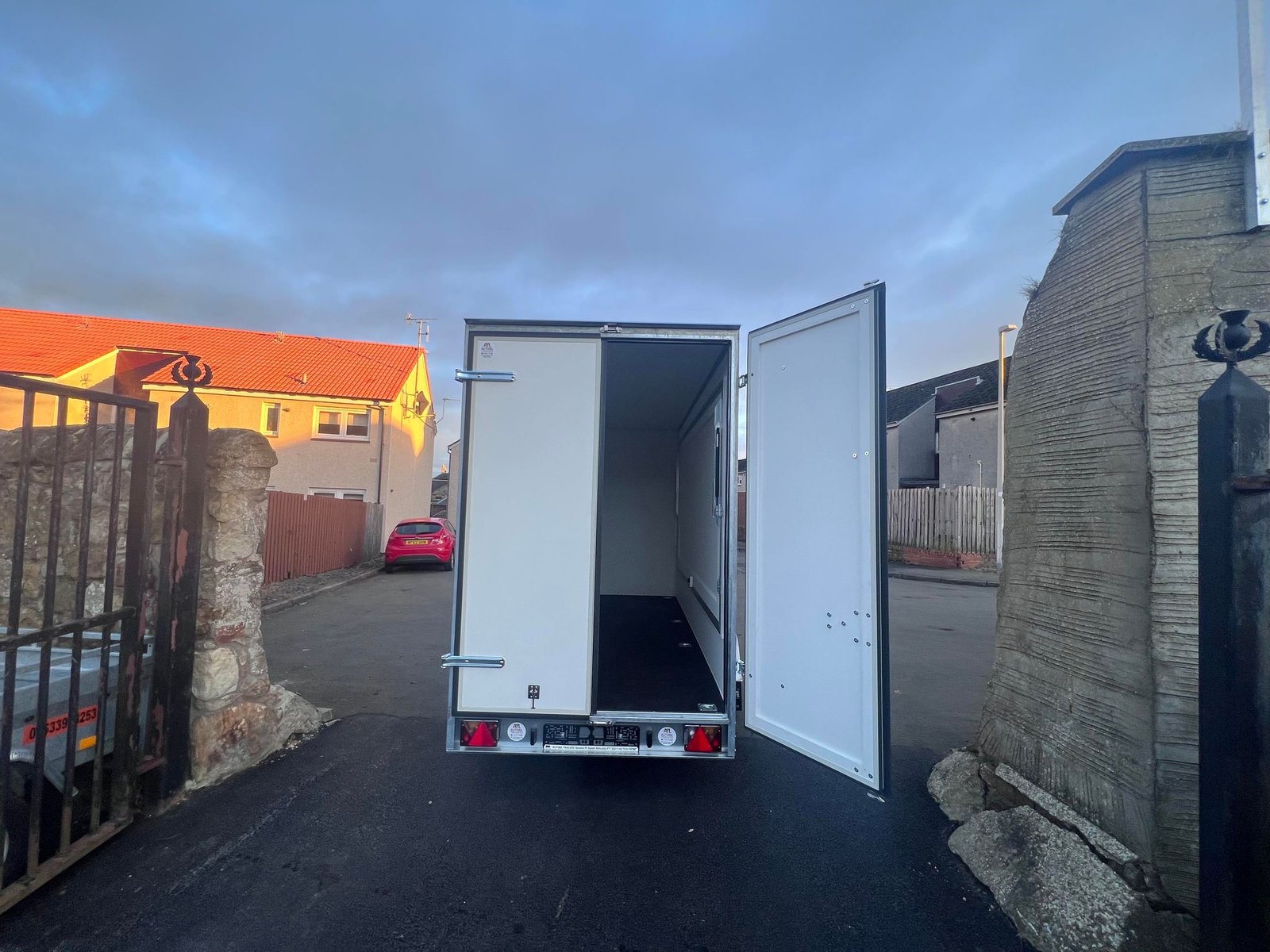 BRAND NEW TWIN AXLE CATERING TRAILER/ FOOD TRUCK/ BURGER VAN 2000KG - Image 11