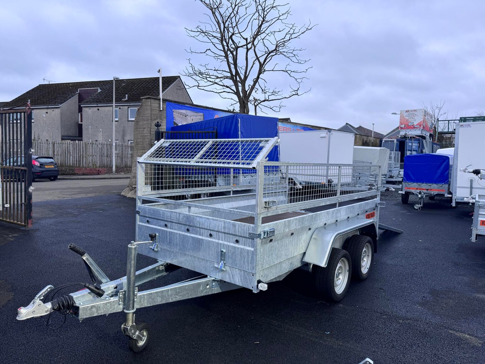 B300 TWIN AXLE MASTER NIEWIADOW WITH 40CM MESH AND RAMPS 2700KG - Image 4