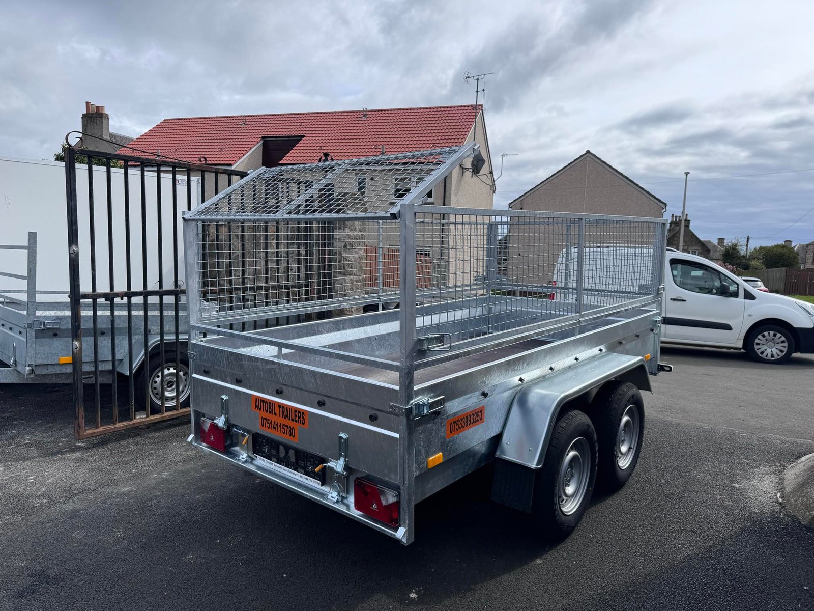 B300 TWIN AXLE MASTER NIEWIADOW WITH 60CM MESH AND RAMPS 2700KG - Image 2