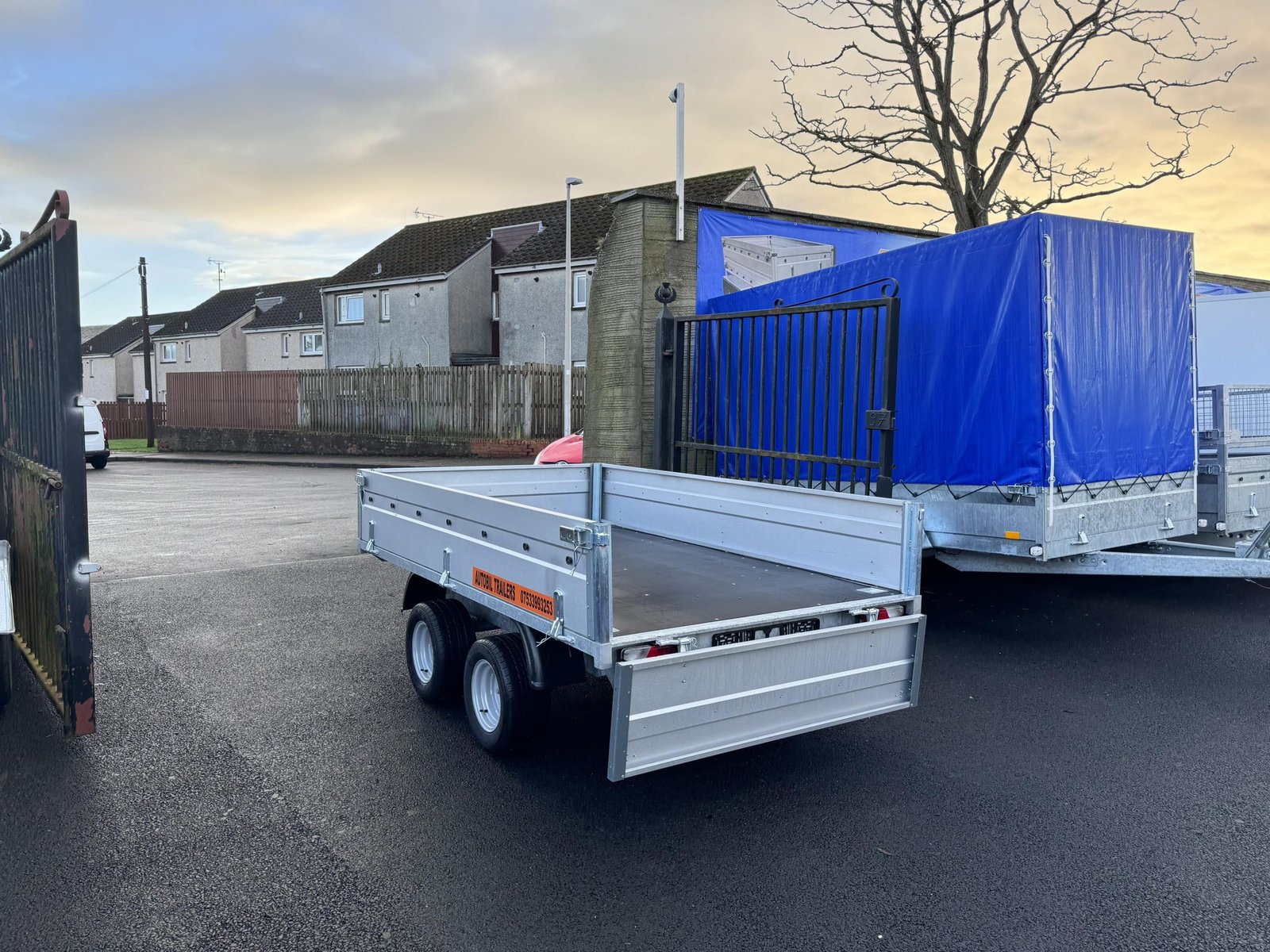 8,2ft x 5ft Twin Axle Hochlander Trailer with Drop down sides AND 10' wheels 1300KG Braked - Image 2