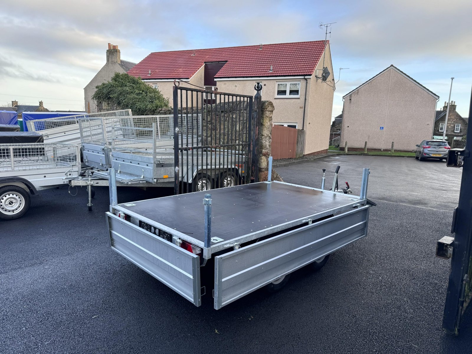 8,2ft x 5ft Twin Axle Hochlander Trailer with Drop down sides AND 10' wheels 1300KG Braked - Image 3