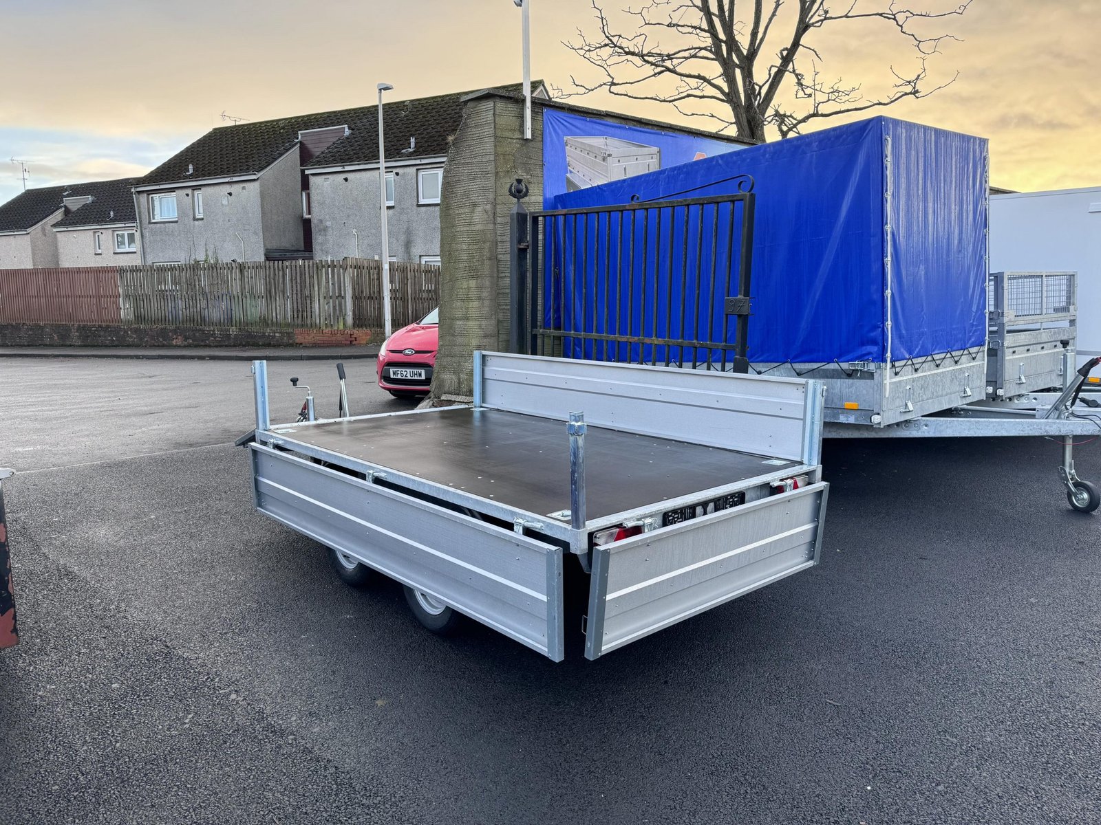 8,2ft x 5ft Twin Axle Hochlander Trailer with Drop down sides AND 10' wheels 1300KG Braked - Image 4