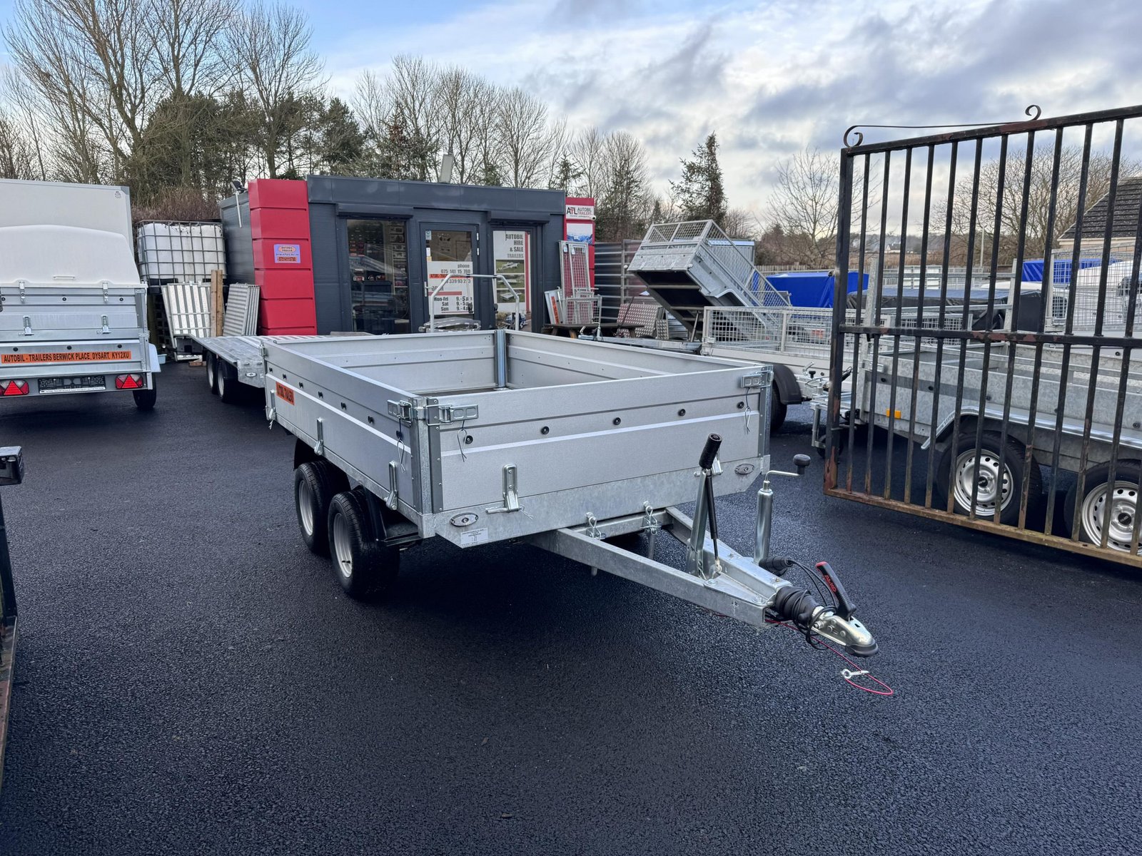 8,2ft x 5ft Twin Axle Hochlander Trailer with Drop down sides AND 10' wheels 1300KG Braked - Image 5