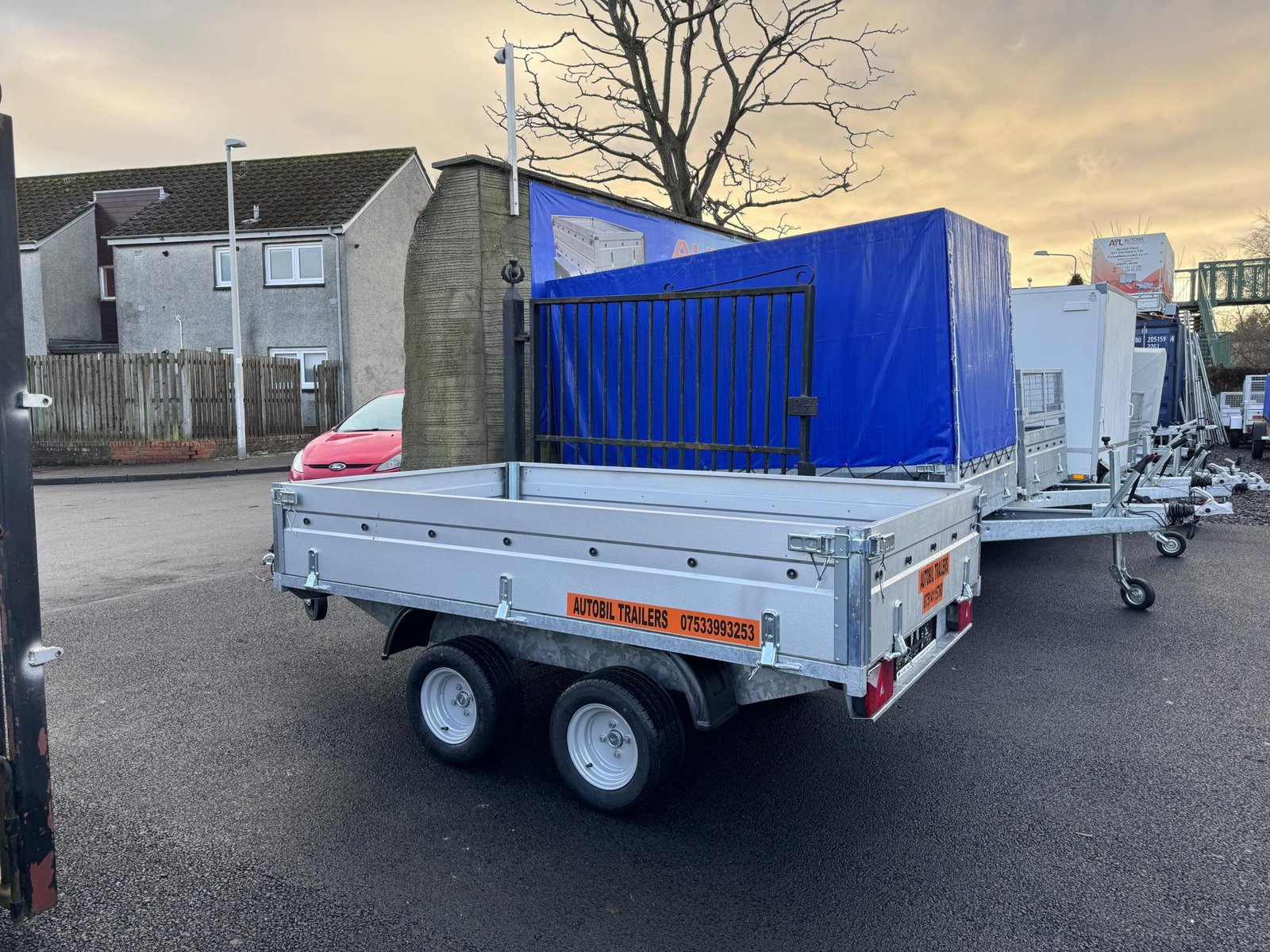 8,2ft x 5ft Twin Axle Hochlander Trailer with Drop down sides AND 10' wheels 1300KG Braked