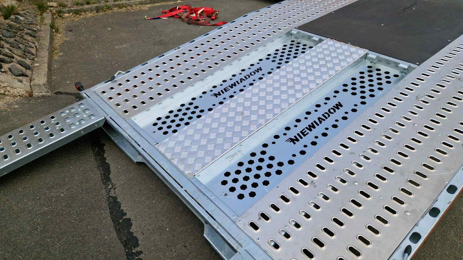 BRAND NEW 5.5M x 2.1M TRI AXLE NIEWIADÓW JUPITER TILT BED CAR TRANSPORTER – 3500KG - Image 3