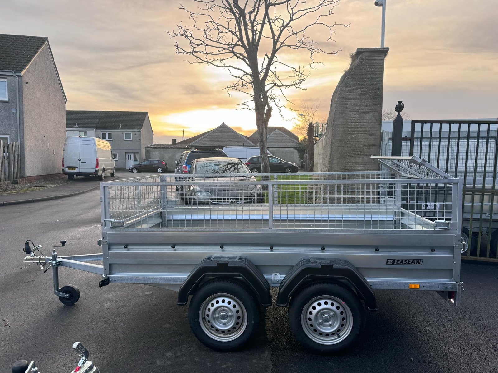 ZASLAW 265T 8,7FT x 4,2FT TWIN AXLE TRAILER WITH 40CM MESH - Image 4