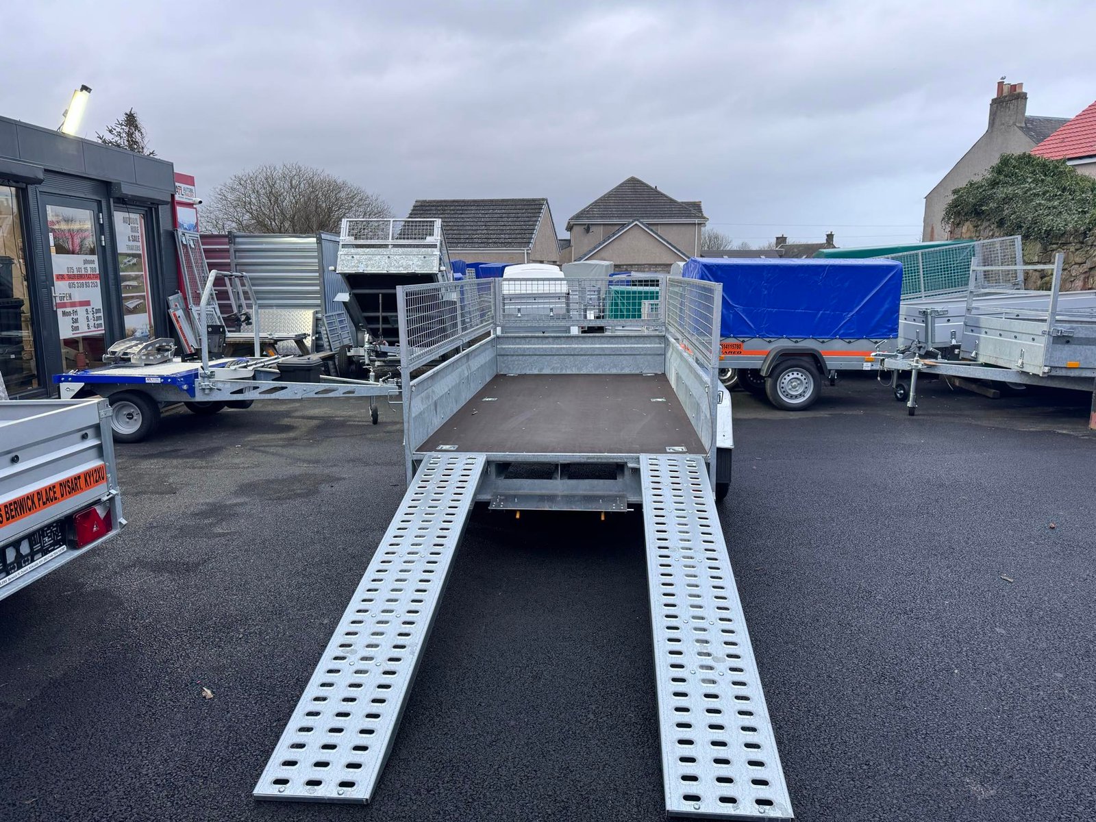 B300 TWIN AXLE MASTER NIEWIADOW WITH 40CM MESH AND RAMPS 2700KG - Image 5