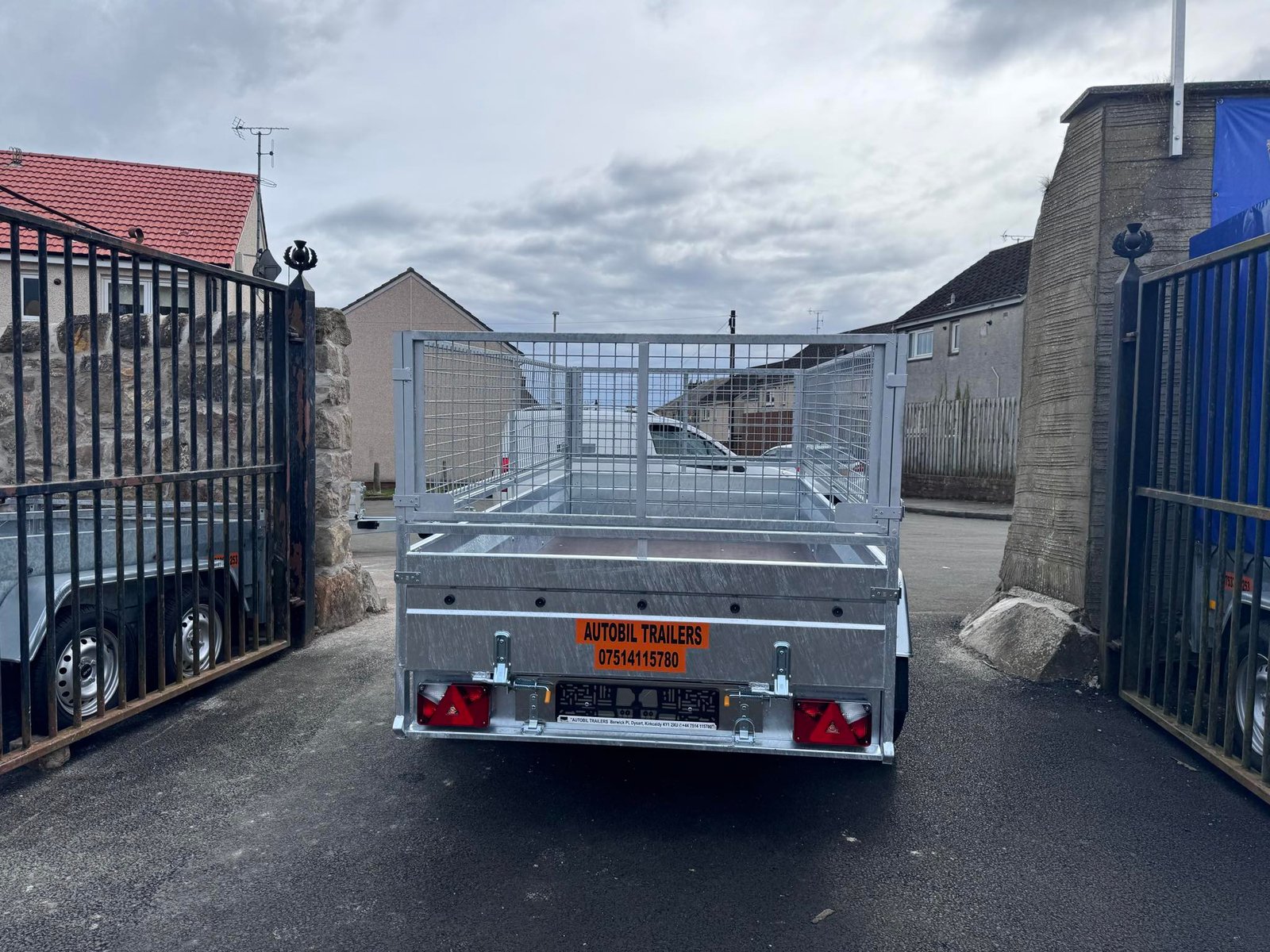 B300 TWIN AXLE MASTER NIEWIADOW WITH 60CM MESH AND RAMPS 2700KG - Image 6