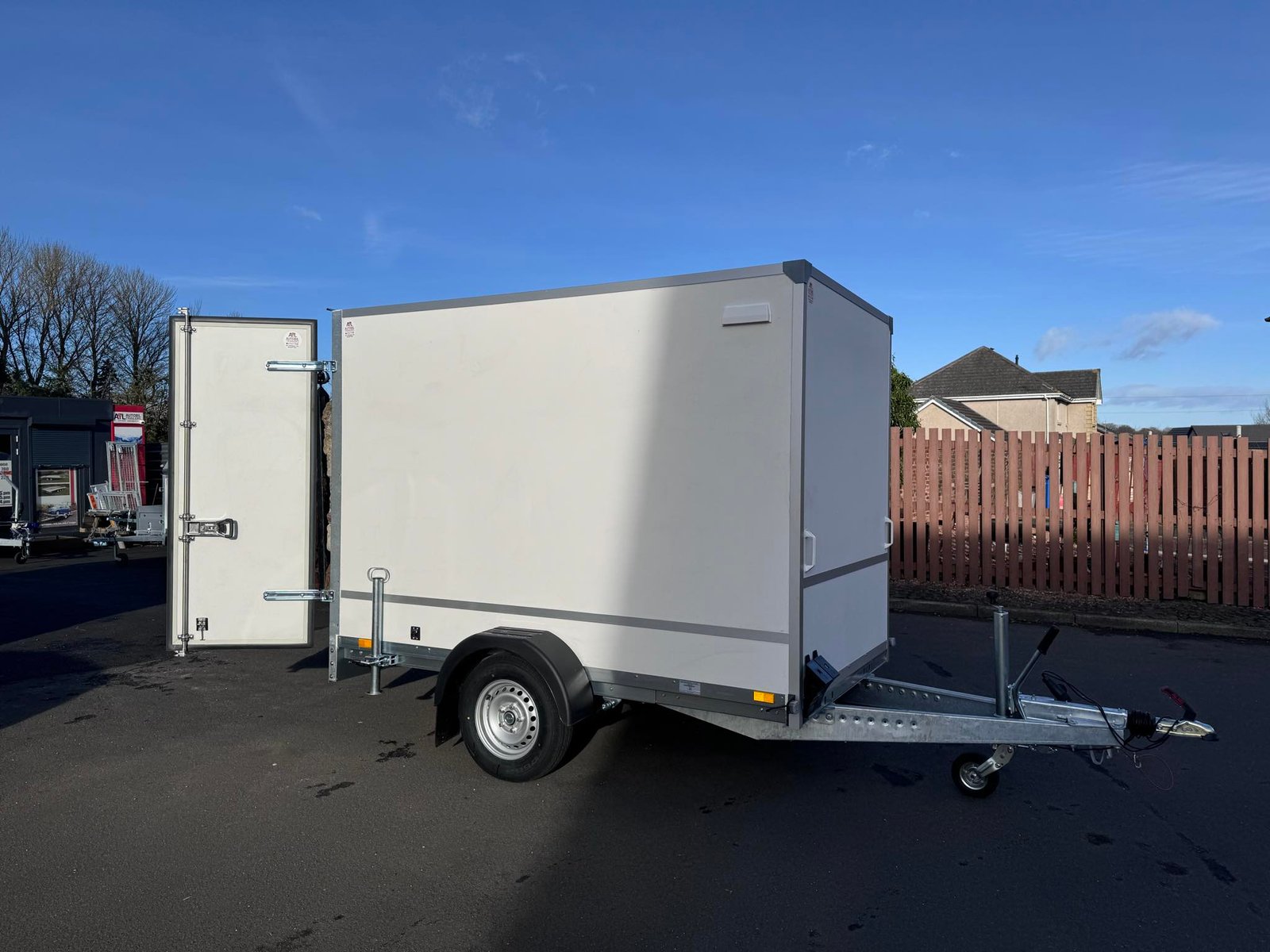 NEW 8,2ft x 5ft x 6ft Single Axle Box Trailer 1300KG Braked - Image 4