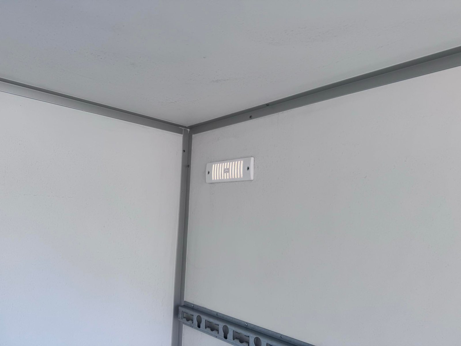 NEW 8,2ft x 5ft x 6ft Single Axle Box Trailer 1300KG Braked - Image 9