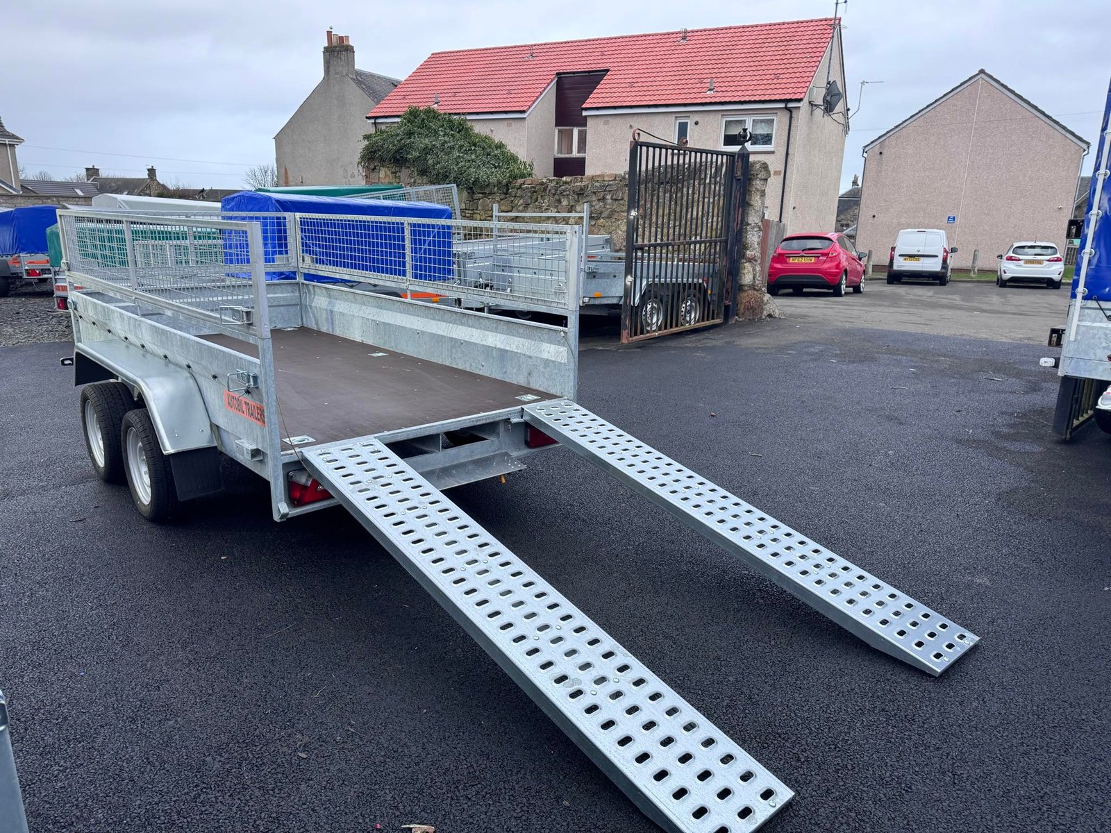 B300 TWIN AXLE MASTER NIEWIADOW WITH 40CM MESH AND RAMPS 2700KG - Image 7