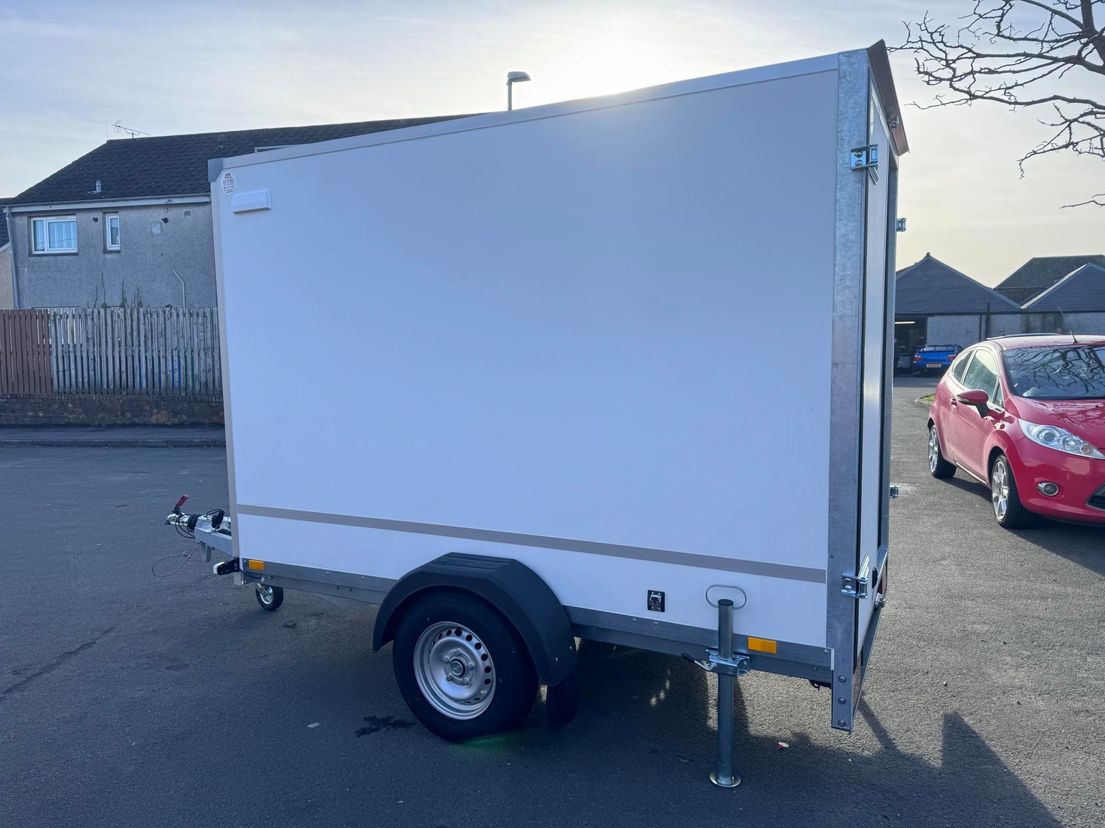 NEW 8,2ft x 5ft x 6ft Single Axle Box Trailer 1300KG Braked - Image 3