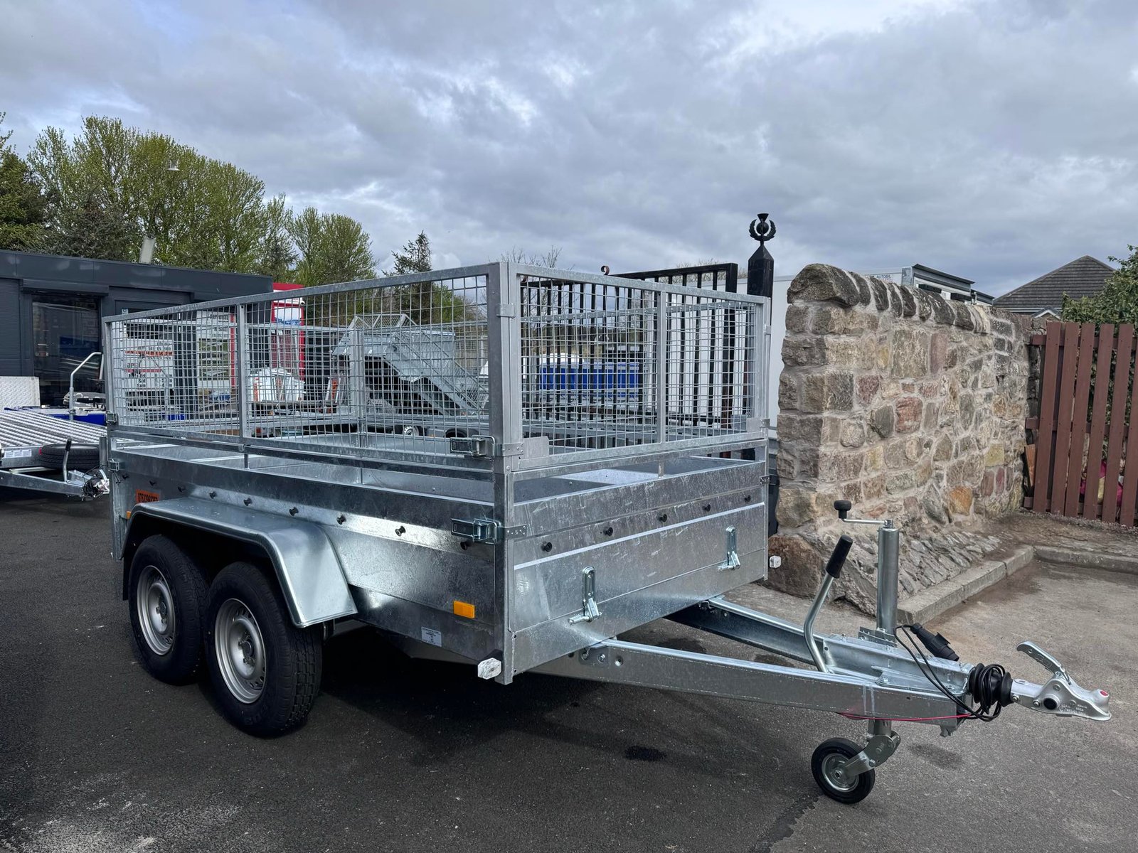 B300 TWIN AXLE MASTER NIEWIADOW WITH 60CM MESH AND RAMPS 2700KG - Image 10