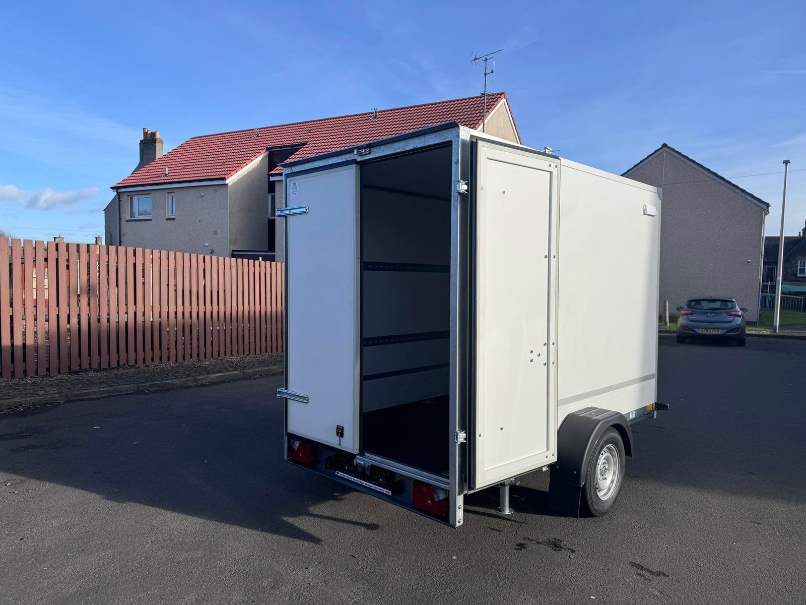 NEW 8,2ft x 5ft x 6ft Single Axle Box Trailer 1300KG Braked - Image 5