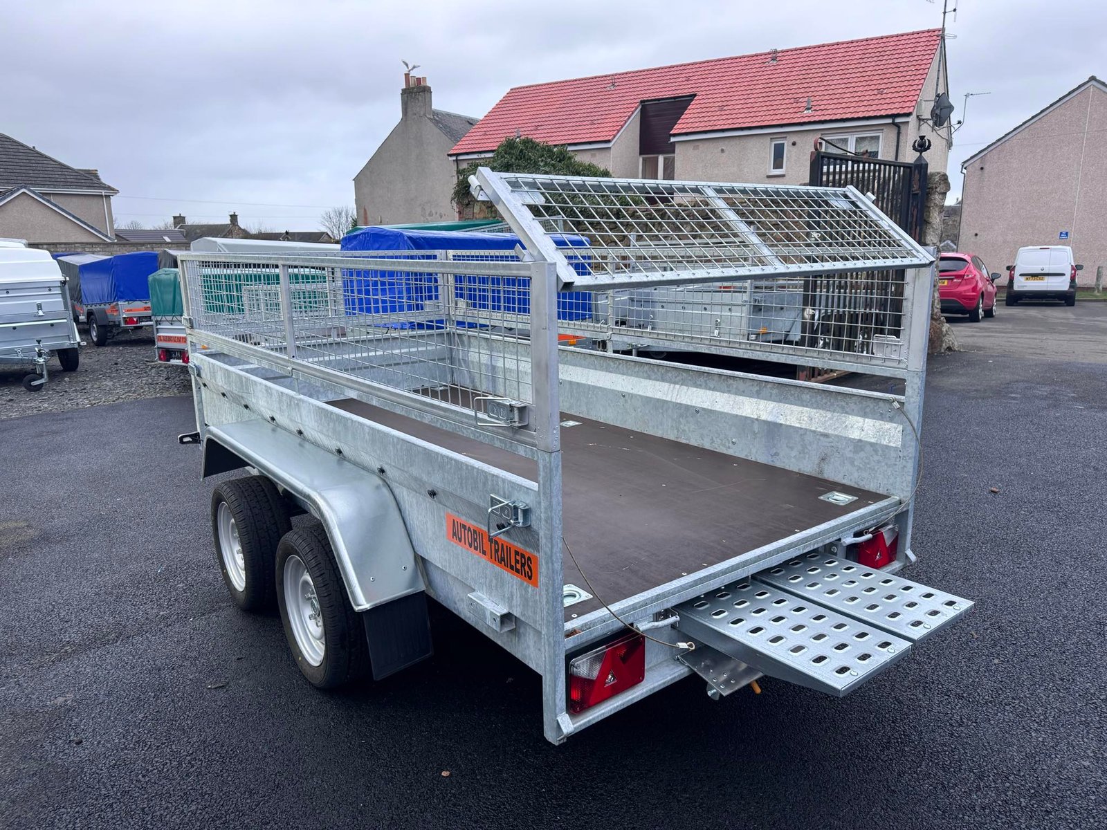 B300 TWIN AXLE MASTER NIEWIADOW WITH 40CM MESH AND RAMPS 2700KG