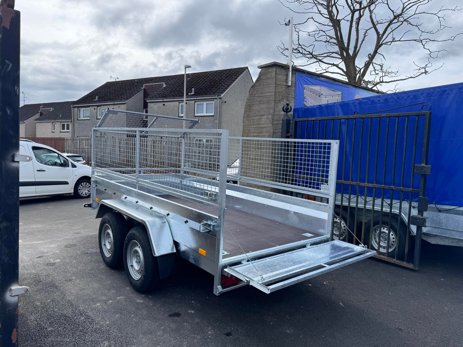B300 TWIN AXLE MASTER NIEWIADOW WITH 60CM MESH AND RAMPS 2700KG - Image 11
