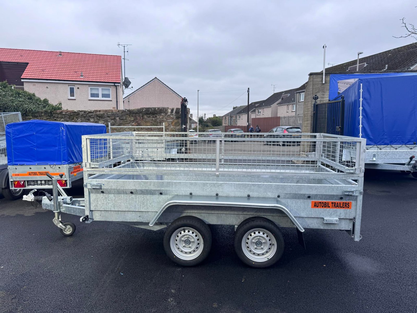 B300 TWIN AXLE MASTER NIEWIADOW WITH 40CM MESH AND RAMPS 2700KG - Image 10