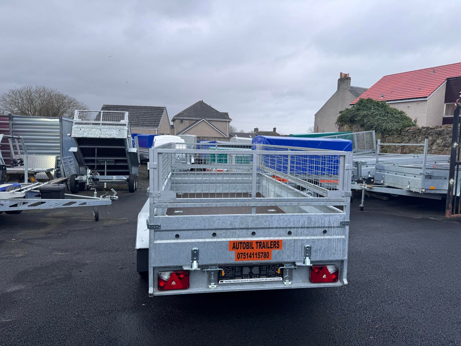 B300 TWIN AXLE MASTER NIEWIADOW WITH 40CM MESH AND RAMPS 2700KG - Image 11